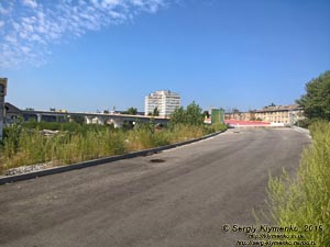 Фото Киева. Подол. Строится съезд с нового Подольского моста на улицу Набережно-Рыбальская.