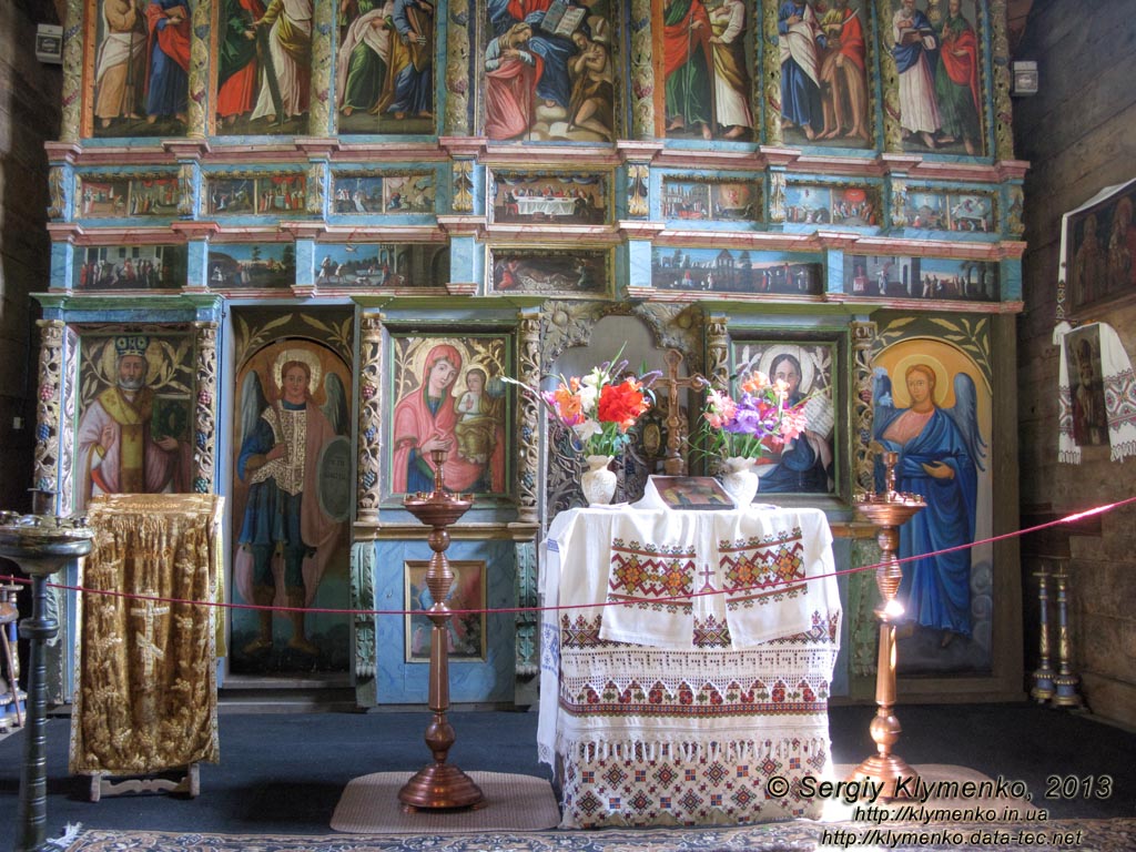 Фото Киева. Музей народной архитектуры и быта Украины. Церковь Св. Николая из села Зелёное Тернопольской области. Иконостас.