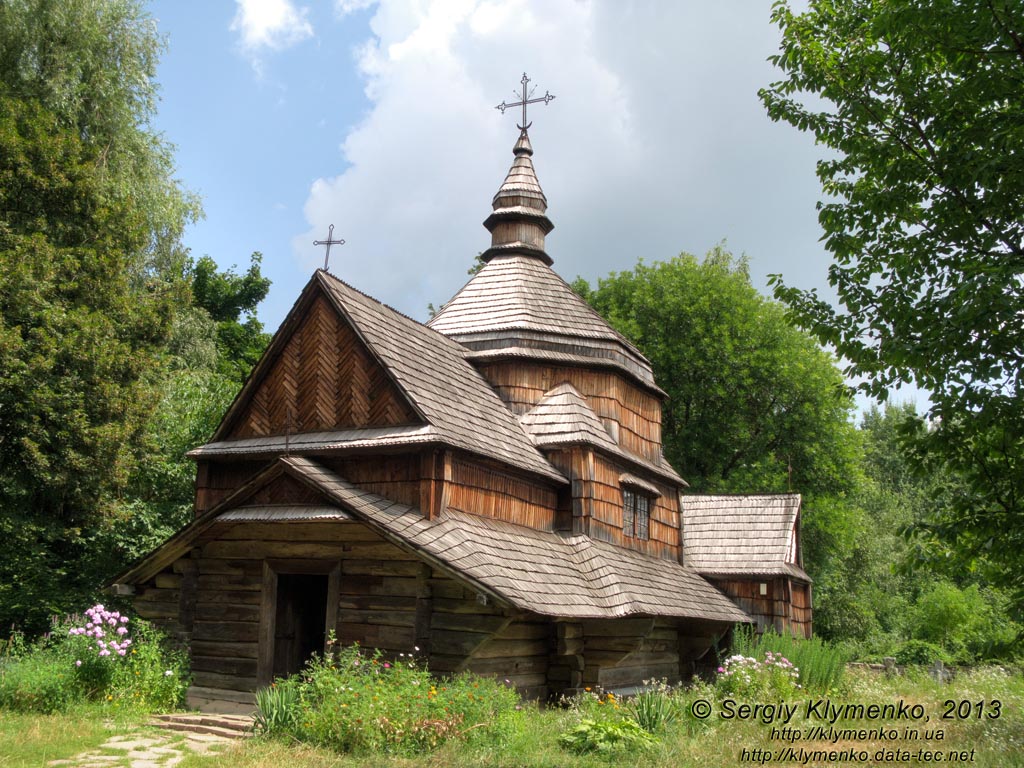 Фото Киева. Музей народной архитектуры и быта Украины. Церковь Св. Николая из села Зелёное Тернопольской области. Зона "Подолье и Восточная Полтавщина".