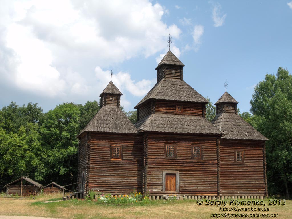 Фото Киева. Музей народной архитектуры и быта Украины. Воскресенская церковь из села Кисоричи, Ровенская область. Зона "Полесье".