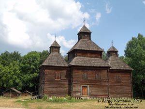 Фото Киева. Музей народной архитектуры и быта Украины. Воскресенская церковь из села Кисоричи, Ровенская область. Зона "Полесье".