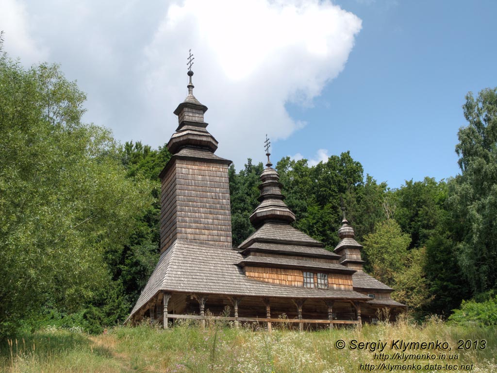 Фото Киева. Музей народной архитектуры и быта Украины. Церковь св. Покровы из села Канора, Закарпатская область. Зона "Карпаты".