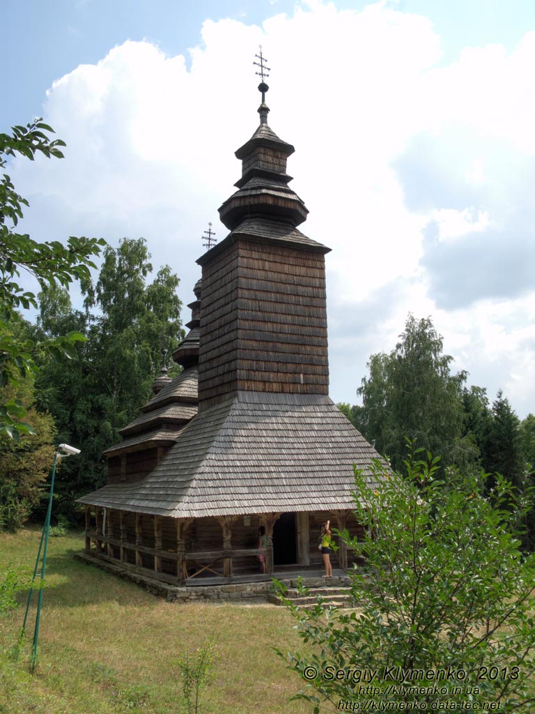 Фото Киева. Музей народной архитектуры и быта Украины. Церковь св. Покровы из села Канора, Закарпатская область. Зона "Карпаты".