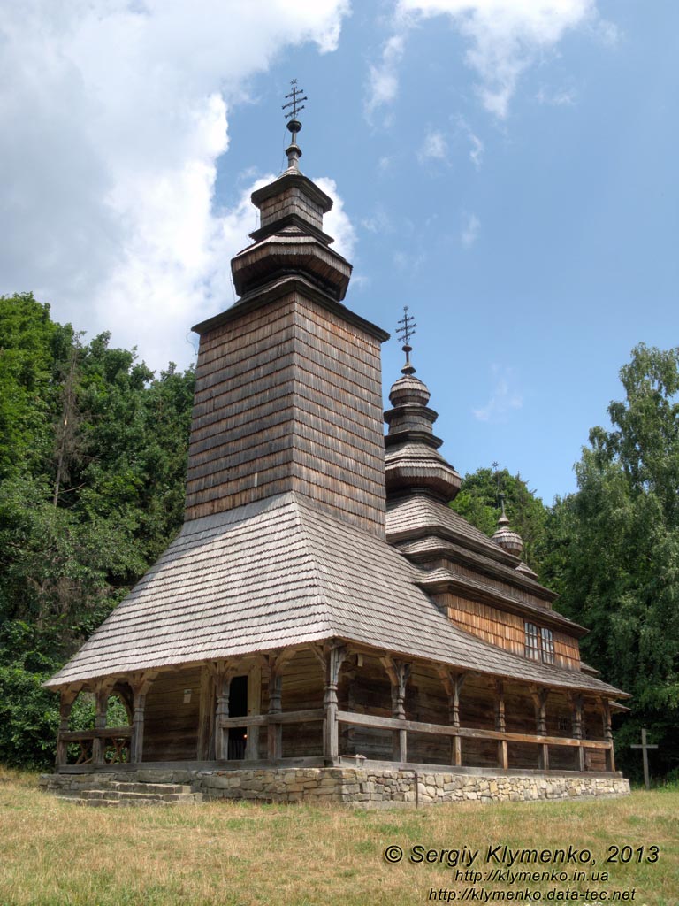Фото Киева. Музей народной архитектуры и быта Украины. Церковь св. Покровы из села Канора, Закарпатская область. Зона "Карпаты".