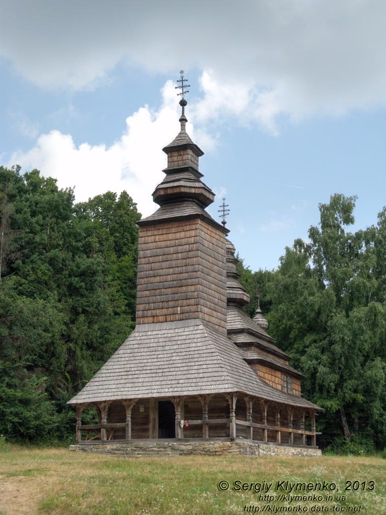 Фото Киева. Музей народной архитектуры и быта Украины. Церковь св. Покровы из села Канора, Закарпатская область. Зона "Карпаты".
