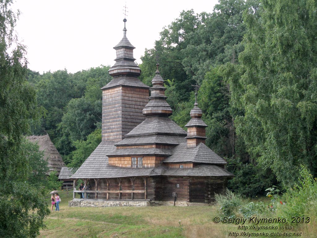 Фото Киева. Музей народной архитектуры и быта Украины. Церковь св. Покровы из села Канора, Закарпатская область. Зона "Карпаты".