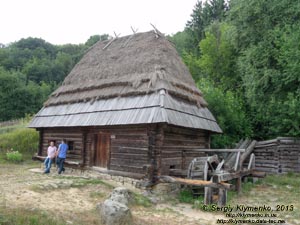Фото Киева. Музей народной архитектуры и быта Украины. Водяная мельница из села Пилипец, Закарпатская область. Зона "Карпаты".