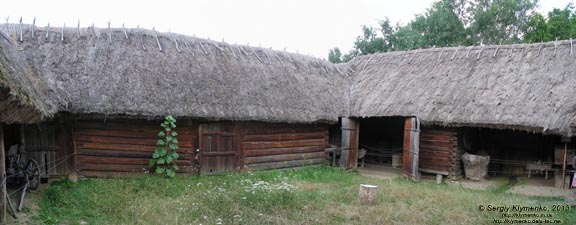 Фото Киева. Музей народной архитектуры и быта Украины. Окружной двор из села Соловьи (панорамный вид изнутри), Волынская область. Зона "Полесье".