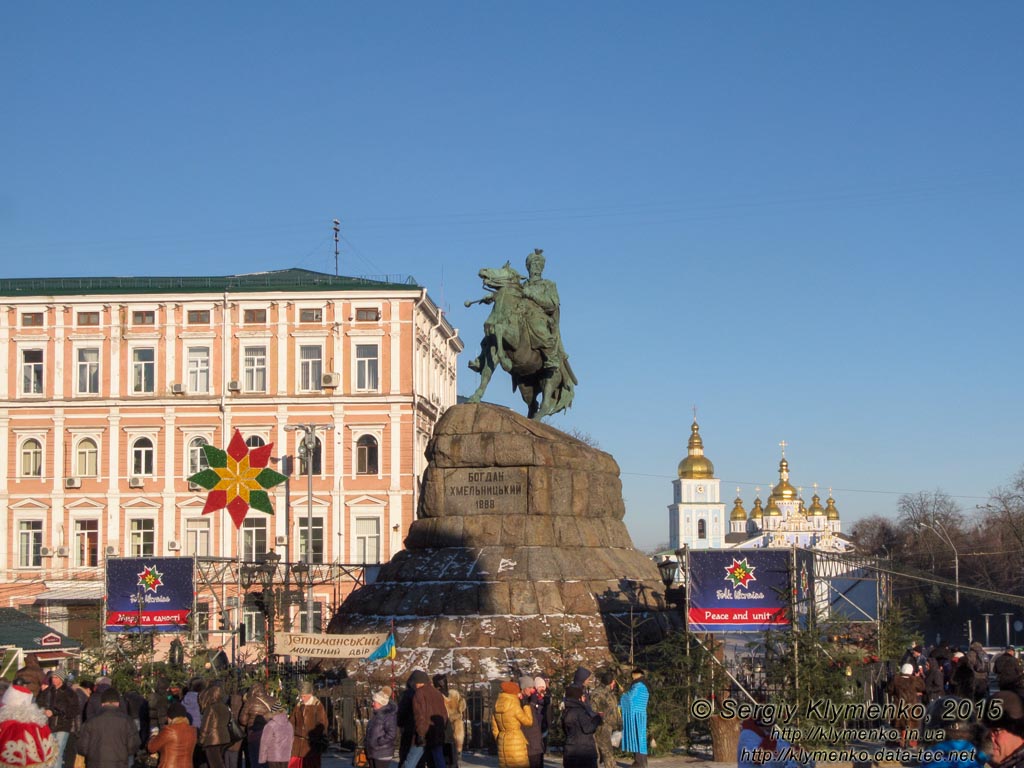 Фото Киева. Рождество 2015 года. Памятник Богдану Хмельницкому на Софийской площади.
