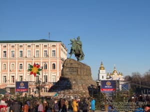 Фото Киева. Рождество 2015 года. Памятник Богдану Хмельницкому на Софиевской площади.