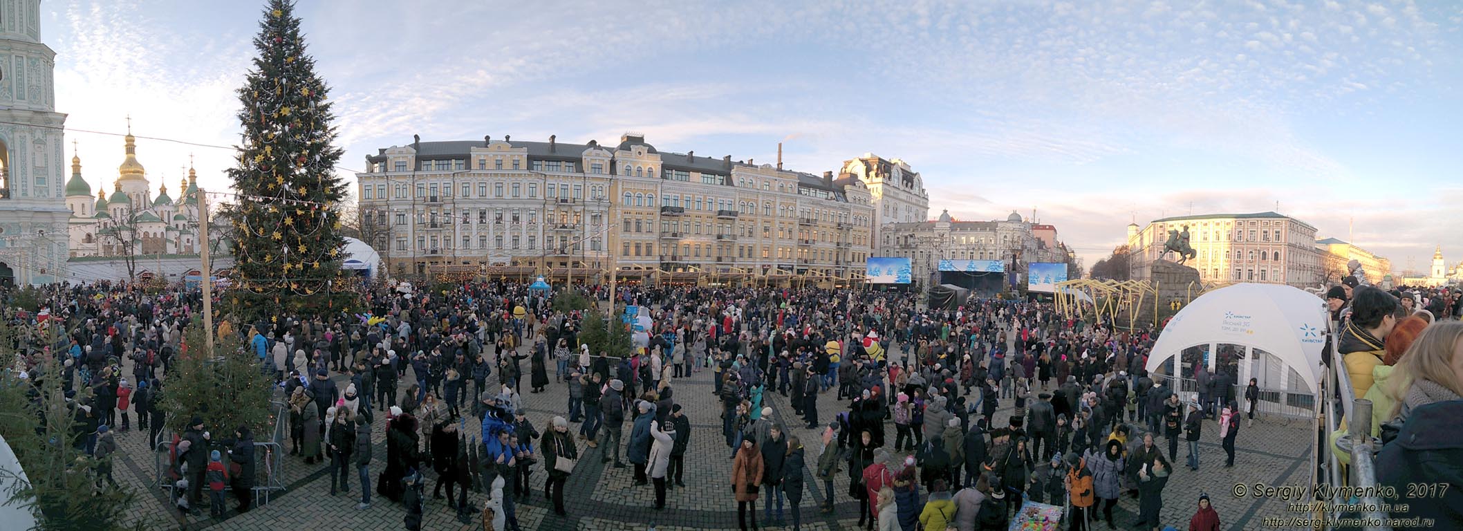 Фото Киева. Софиевская площадь на Новогодние праздники 2017 года. Панорама ~120°.
