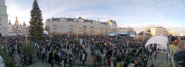 Фото Киева. Софиевская площадь на Новогодние праздники 2017 года. Панорама ~120°.