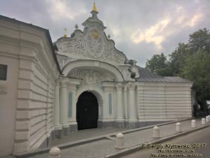 Фото Киева. Архитектурный ансамбль Софии Киевской. Ворота Заборовского, памятник архитектуры XVIII века.