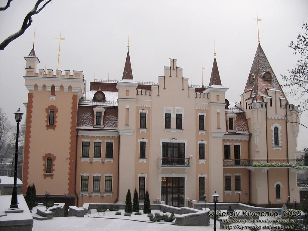 Фото Киева. Новое здание Кукольного театра. Вид с северо-запада.