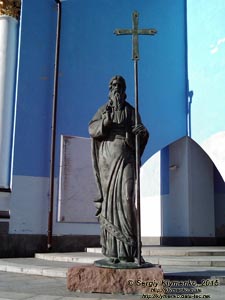 Фото Киева. Памятник Святому Апостолу Андрею Первозванному возле Михайловского Златоверхого Собора.