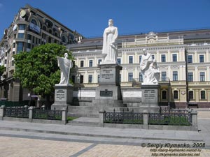 Фото Киева. Памятник княгине Ольге, св. равноапостольным Кириллу и Мефодию, св. апостолу Андрею Первозванному (Михайловская площадь)