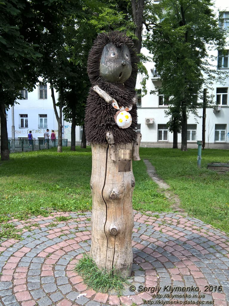 Фото Киева. Скульптура «Лошадка» («Ёжик в тумане»), 2009 год, скульптор Константин Скритуцкий.