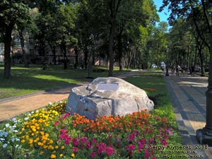 Фото Киева. Вход в парк «Владимирская горка» со стороны улицы Трехсвятительская после реконструкции 2018 года.