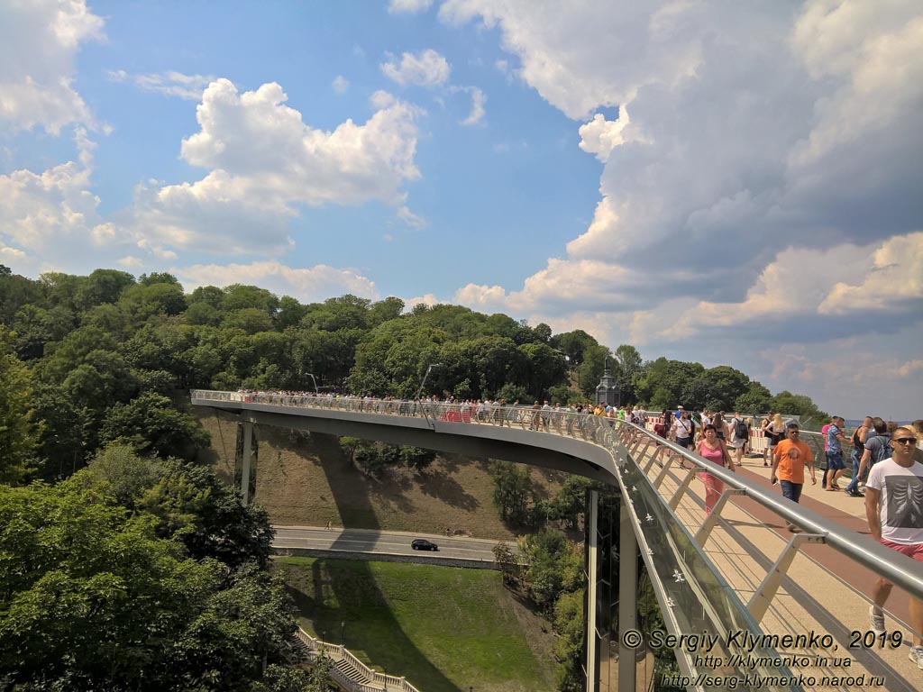 Фото Киева. Вид на новый пешеходно-велосипедный мост от Городского парка.