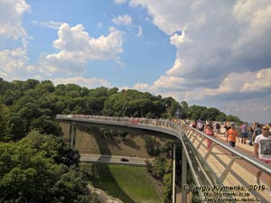 Фото Киева. Вид на новый пешеходно-велосипедный мост от Городского парка.