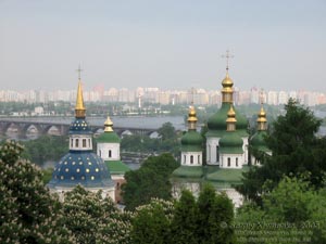 Вид на Выдубицкий монастырь из Ботанического сада.