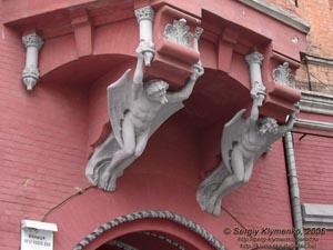 Фото Киева. Бывший доходный дом помещика Михаила Подгорского (ул. Ярославов Вал № 1). Крылатые демоны, удерживающие эркер.