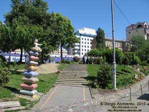Фото Киева. Оригинальная детская площадка на Пейзажной аллее.