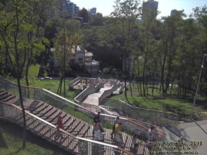 Фото Киева. Восстановленная лестница от Пейзажной аллеи к урочищу Гончары-Кожемяки.