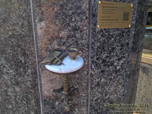 Фото Киева. Миниатюрный памятник «Посвящается киевскому кофе» (проект «Шукай!») на колонне возле «City-Zen cafe & bar» (улица Большая Житомирская № 20).