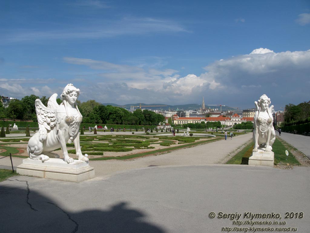 Вена (Vienna), Австрия (Austria). Фото. Дворцовый комплекс Бельведер (Schloss Belvedere). Скульптуры сфинксов в саду Бельведера (Sphinx-Skulpturen im Belvedere-Garten).