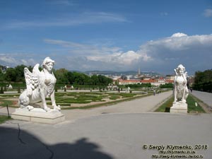 Вена (Vienna), Австрия (Austria). Фото. Дворцовый комплекс Бельведер (Schloss Belvedere). Скульптуры сфинксов в саду Бельведера (Sphinx-Skulpturen im Belvedere-Garten).
