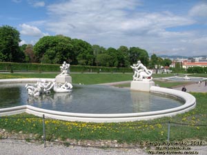 Вена (Vienna), Австрия (Austria). Фото. Дворцовый комплекс Бельведер (Schloss Belvedere). 
Верхняя часть каскадного фонтана в саду Бельведера (Große Kaskadenbrunnen im Belvedere-Garten).