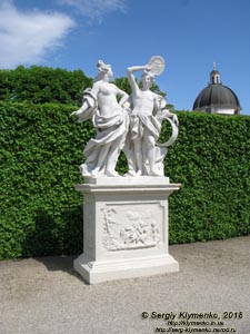 Вена (Vienna), Австрия (Austria). Фото. Дворцовый комплекс Бельведер (Schloss Belvedere). 
Скульптура "Аллегория «Огонь»" в саду Бельведера (Allegorie "Feuer" im Belvedere-Garten).