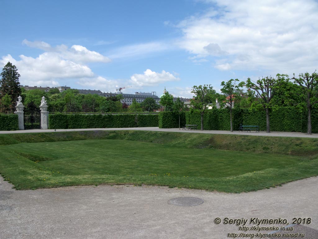 Вена (Vienna), Австрия (Austria). Фото. Дворцовый комплекс Бельведер (Schloss Belvedere). Парковая скульптура в саду Бельведера (Statue im Belvedere-Garten).