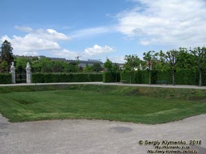 Вена (Vienna), Австрия (Austria). Фото. Дворцовый комплекс Бельведер (Schloss Belvedere). Парковая скульптура в саду Бельведера (Statue im Belvedere-Garten).