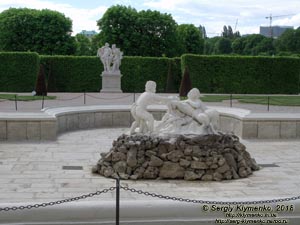Вена (Vienna), Австрия (Austria). Фото. Дворцовый комплекс Бельведер (Schloss Belvedere). Парковая скульптура в саду Бельведера (Statue im Belvedere-Garten).