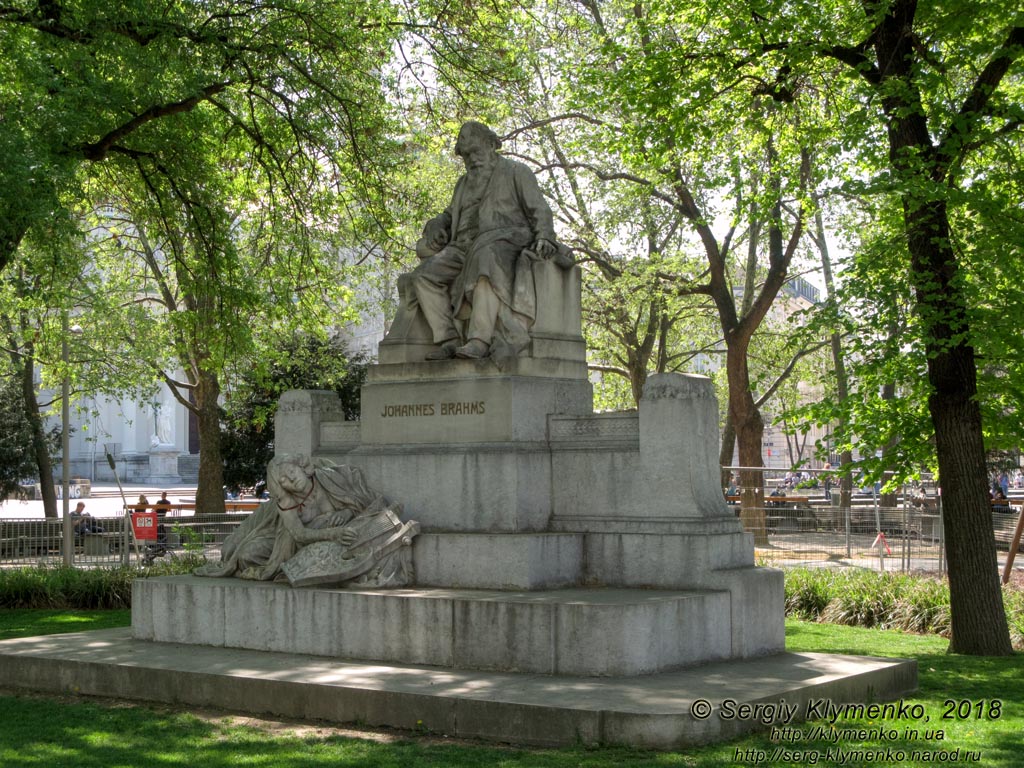 Вена (Vienna), Австрия (Austria). Фото. Карлсплац (Karlsplatz), Рессель-парк (Resselpark). Памятник композитору Иоганну Брамсу (Brahms-Denkmal im Resselpark).