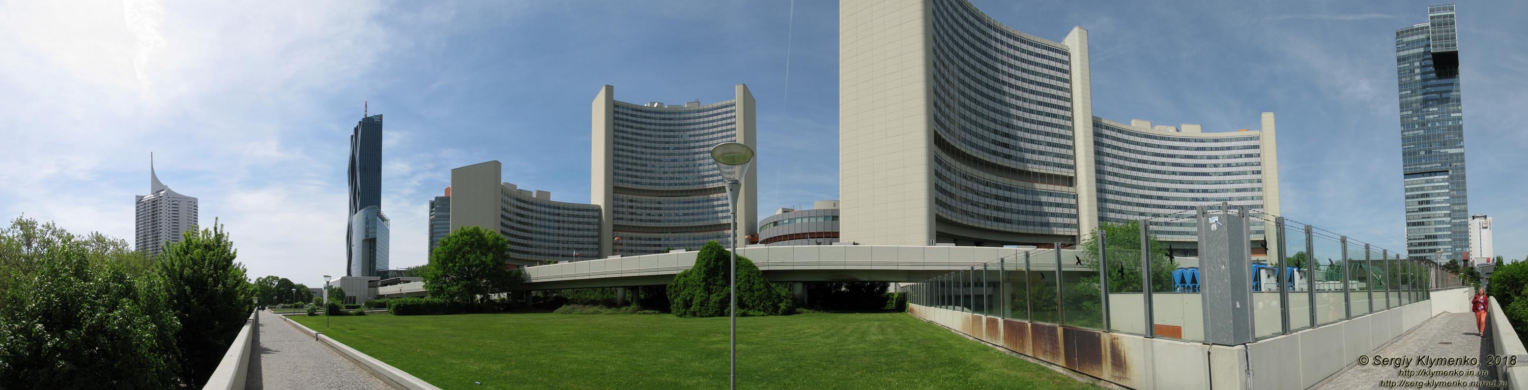 Вена (Vienna), Австрия (Austria). Фото. Венский международный центр (Vienna International Centre, UNO-City) на левом берегу Дуная. Панорама ~190°.