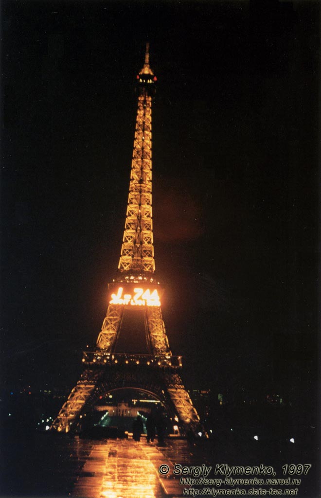 Париж. Эйфелева башня (Tour Eiffel) ночью.