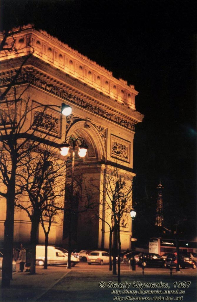 Париж. Триумфальная арка (Arc de Triomphe) ночью.