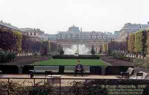 Париж. Во дворе Пале-Рояль (Palais-Royal).