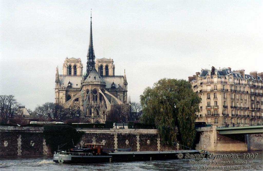 Париж. Вид с острова "Saint-Louis" на остров "Cité" и Notre-Dame; справа - мост "Saint-Louis".