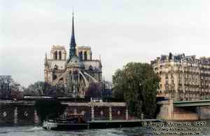 Париж. Вид с острова "Saint-Louis" на остров "Cité" и Notre-Dame; справа - мост "Saint-Louis".