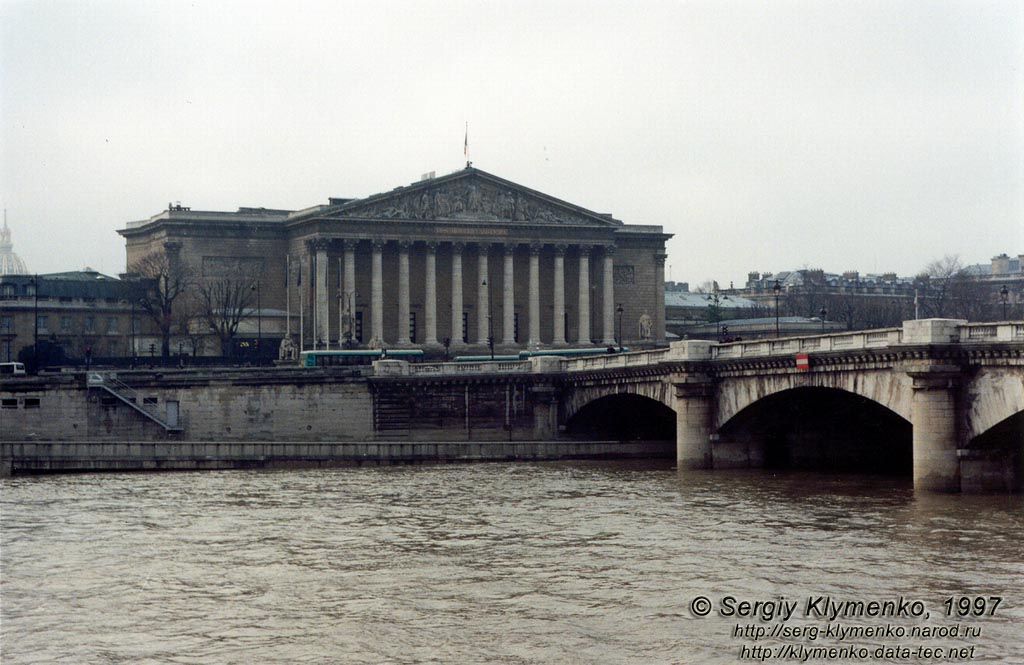 Париж. "Assemblée nationale"; справа - мост Согласия (Pont de la Concorde).