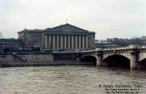 Париж. "Assemblée nationale"; справа - мост Согласия (Pont de la Concorde).
