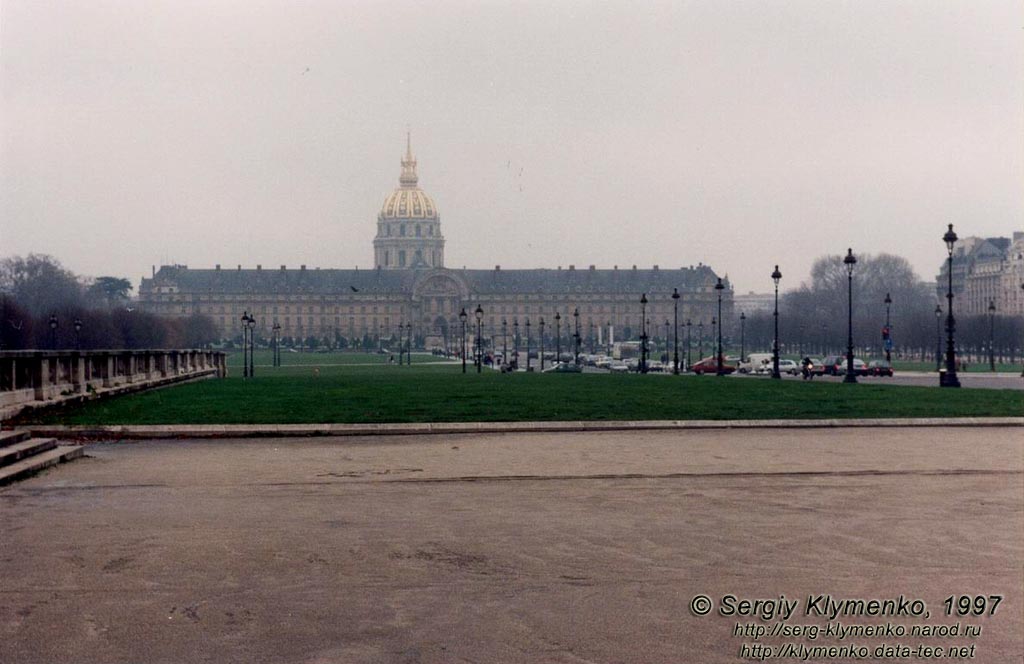 Париж. Вид на Дом Инвалидов (Hôtel des Invalides) со стороны моста Александра III. На территории Собора погребен Наполеон I Бонапарт.