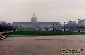 Париж. Вид на Дом Инвалидов (Hôtel des Invalides) со стороны моста Александра III. На территории Собора погребен Наполеон I Бонапарт.