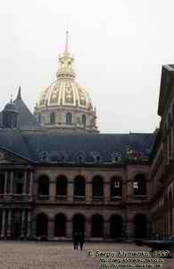 Париж. Внутри "Hôtel des Invalides". На территории Собора погребен Наполеон I Бонапарт.