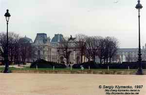 Париж. Вид на Лувр со стороны "Jardin des Tuileries"; на переднем плане - Триумфальная арка "Карусель" (Arc de triomphe du Carrousel).