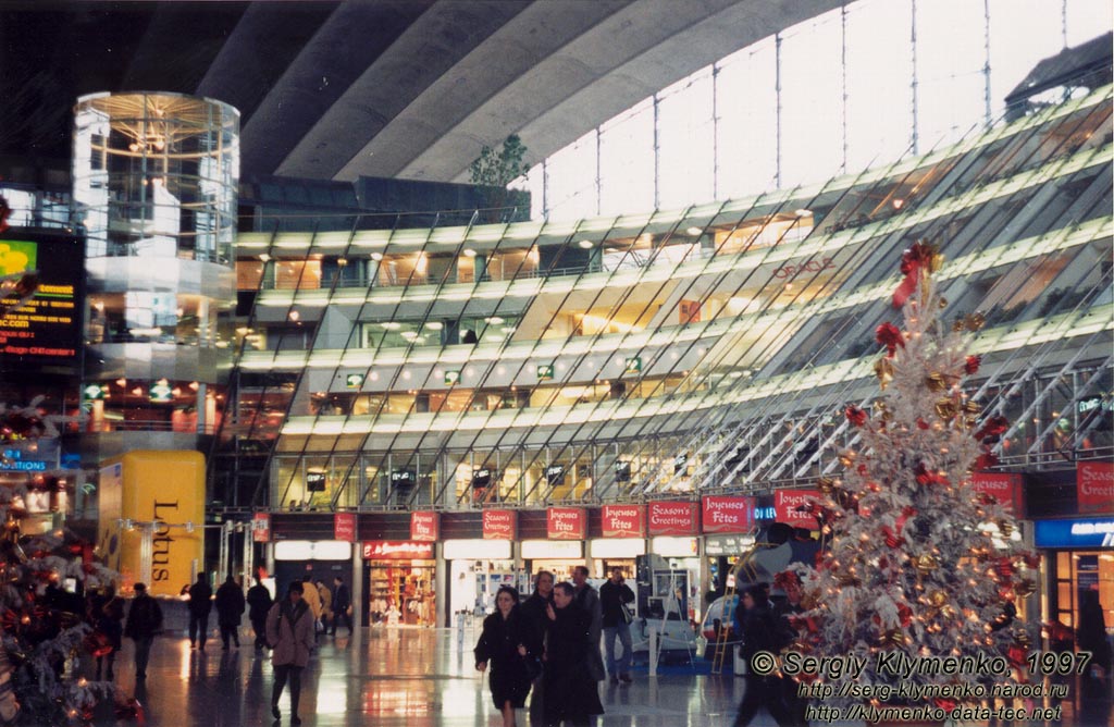 Париж. Внутри здания CNIT (Centre national des industries et des techniques).